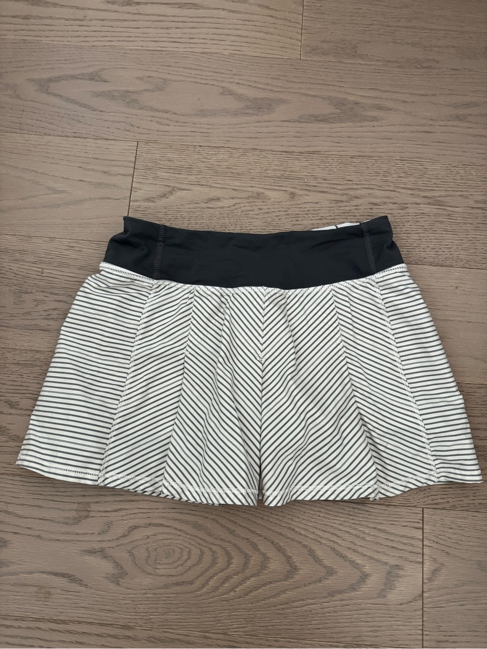 Lululemon fast cat skirt. Size /Reg. Grey/cream stripe.